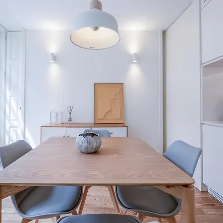 Modern Flat With Balcony On Rua Flores - 2nd