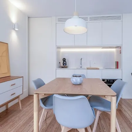 Modern Flat With Balcony On Rua Flores - 2nd Appartement *