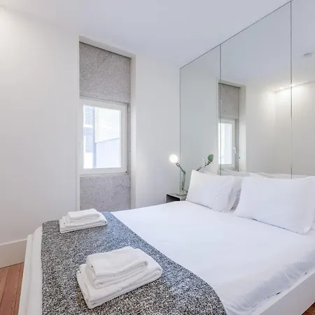 Modern Flat With Balcony On Rua Flores - 2nd *