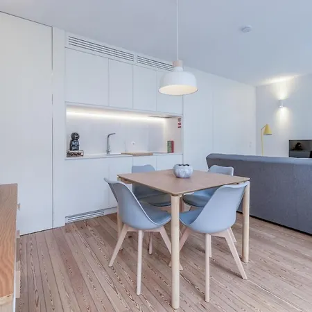Modern Flat With Balcony On Rua Flores - 2nd