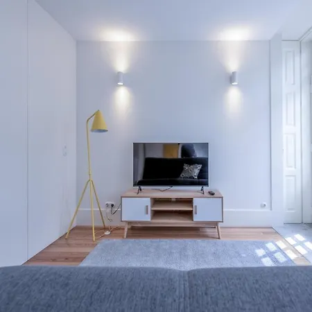 Modern Flat With Balcony On Rua Flores - 2nd